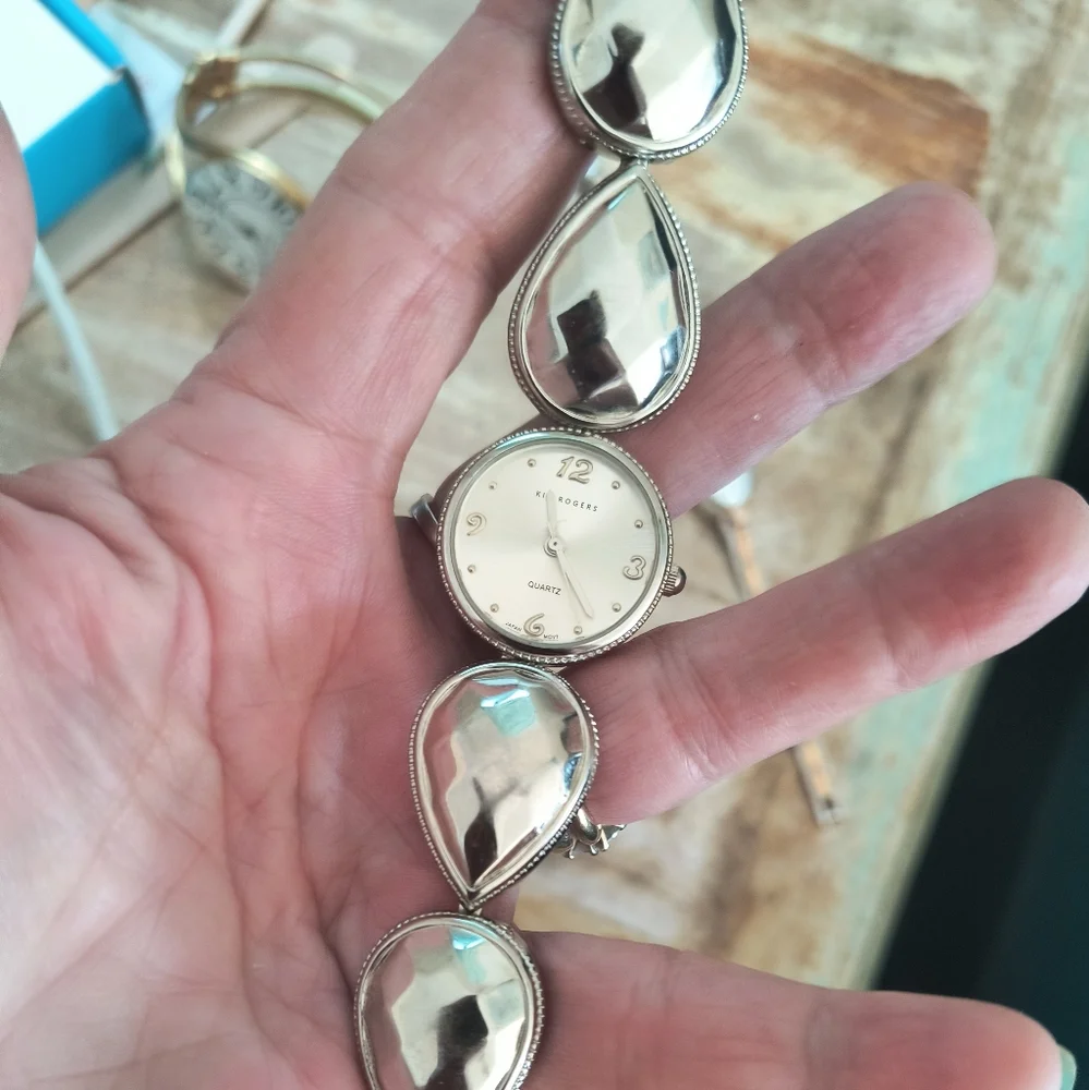 3 watches prob just needs batteries  Kim Rogers,Ann Kline, Waltham.2 stones out - Picture 4 of 10